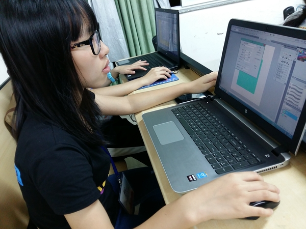 现场同学在认真的操作