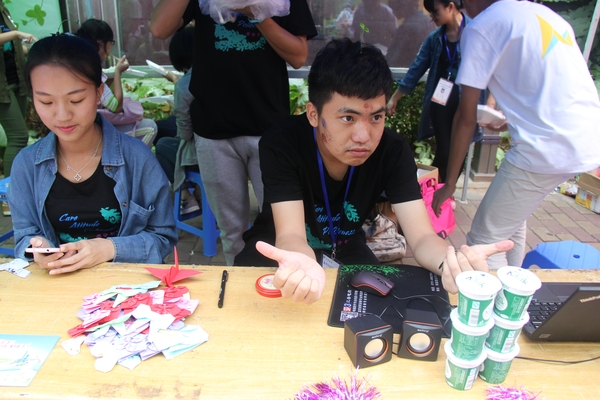 7.在摊位值班的工作人员