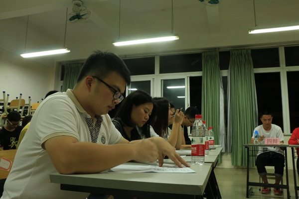 3.认真记录的评委